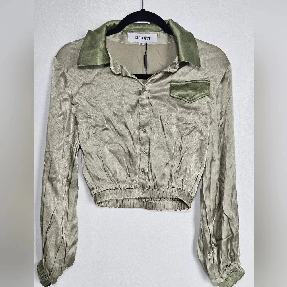 NWOT Elliatt‎ cropped satin button up top in green size XS